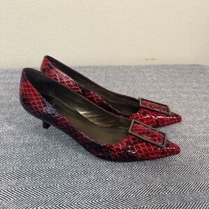 STUART WEITZMAN - Buckle Toe Patent Leather Snakeskin Kitten Heel